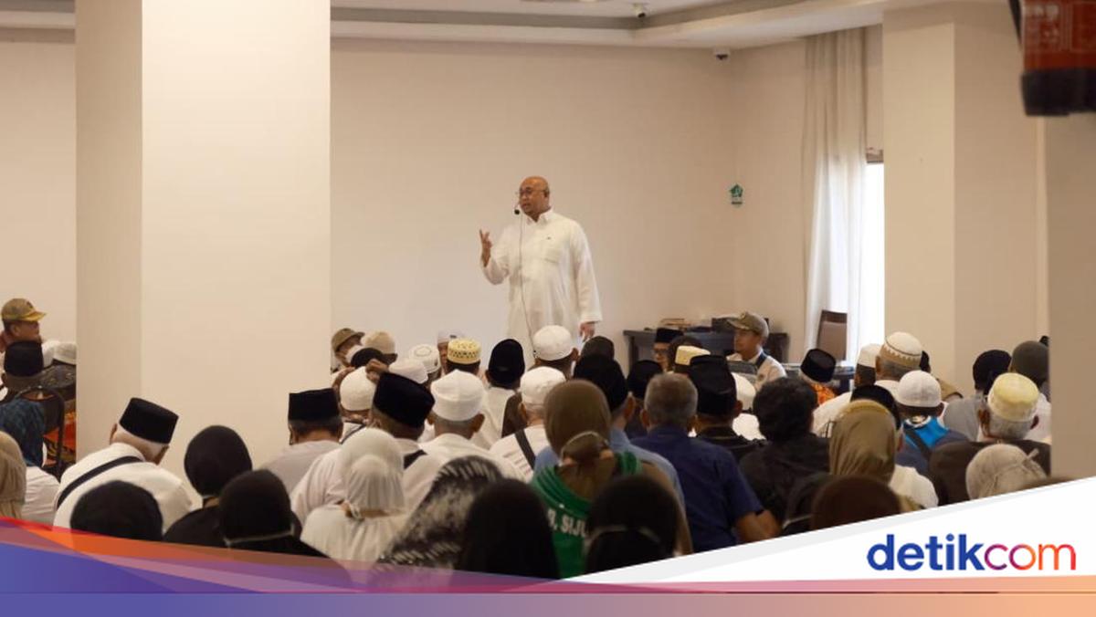 Andre Rosiade Temui Jemaah Haji Kloter Padang, Bagikan Uang Riyal hingga Kue