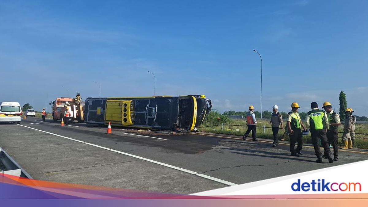 Bus Terguling di Tol Jombang-Mojokerto Akibat Sopir Mengantuk, 9 Terluka