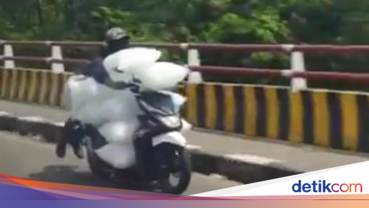 Viral Pemotor di Bogor Angkut Es Batu 'Terbang' Bak Superman