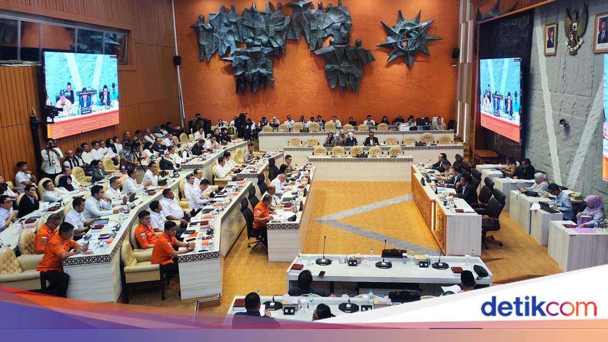 Menhub Ungkap KRL Sempat Berhenti karena Kerumunan Sebelum Ditabrak Argo Bromo