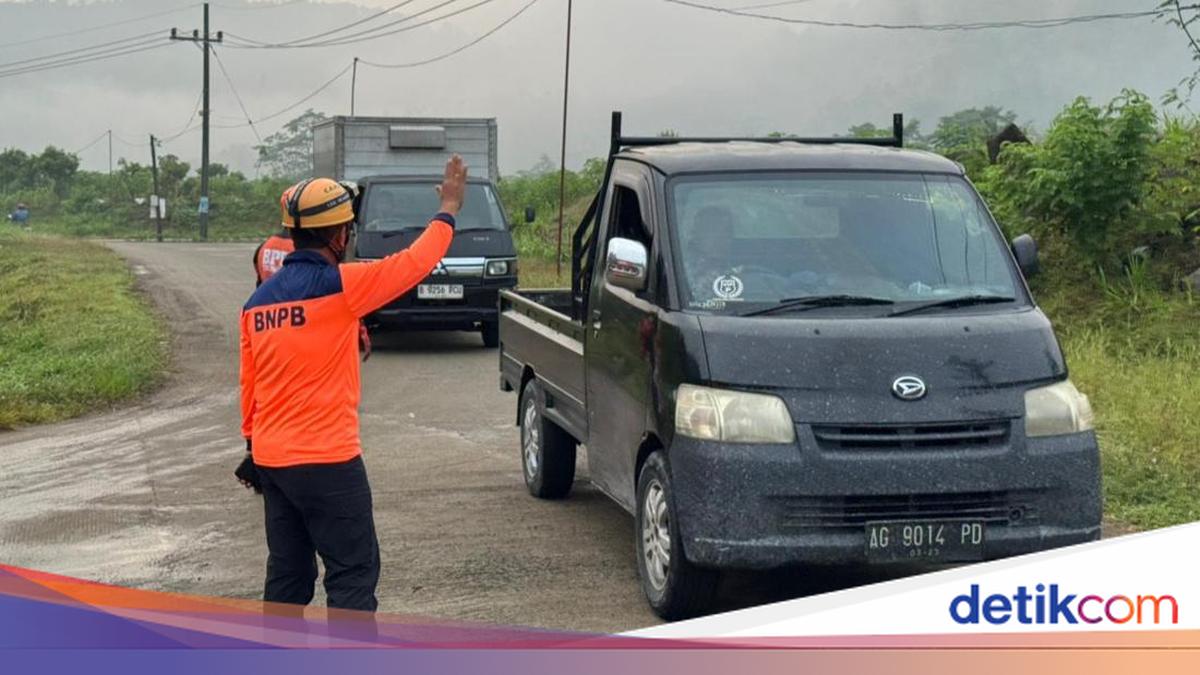 Longsor Batu Tutup Akses Jalan Trenggalek-Ponorogo KM 16