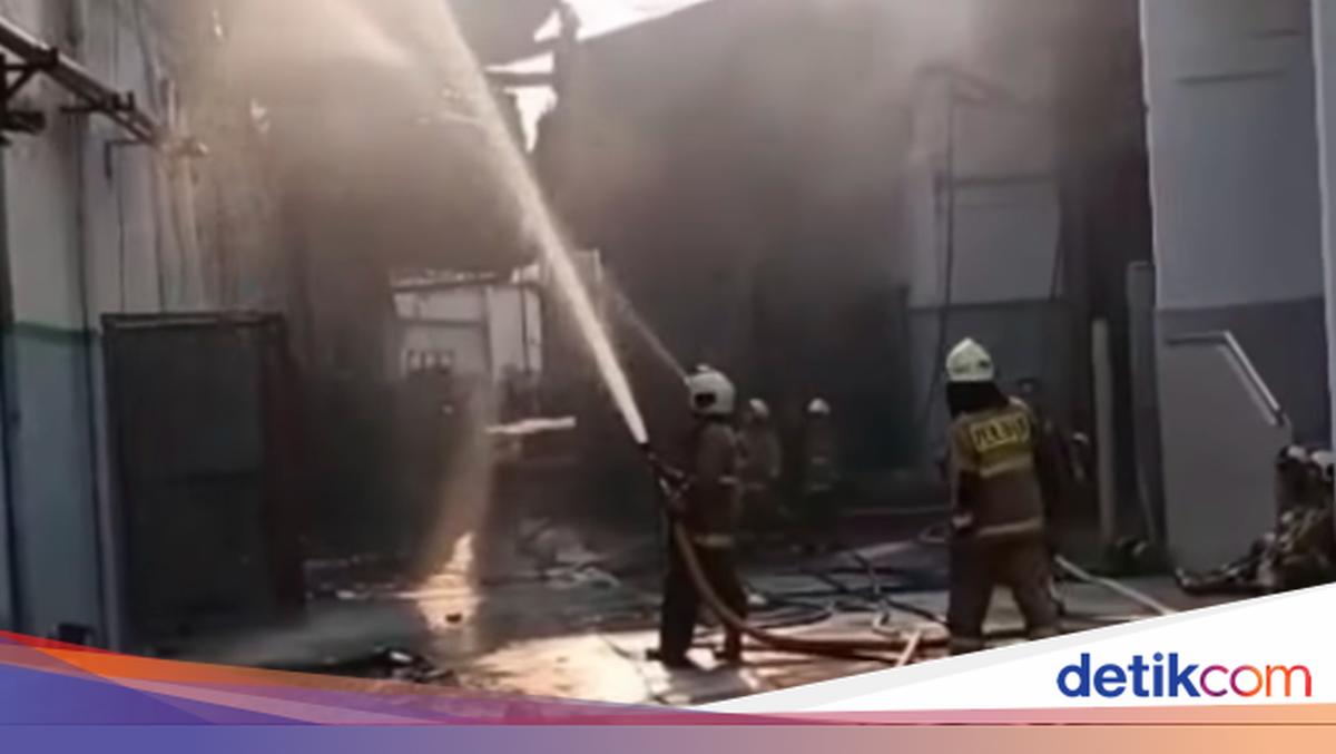 Sudah 4 Hari Kebakaran di Pabrik Plastik Jakbar Belum Padam
