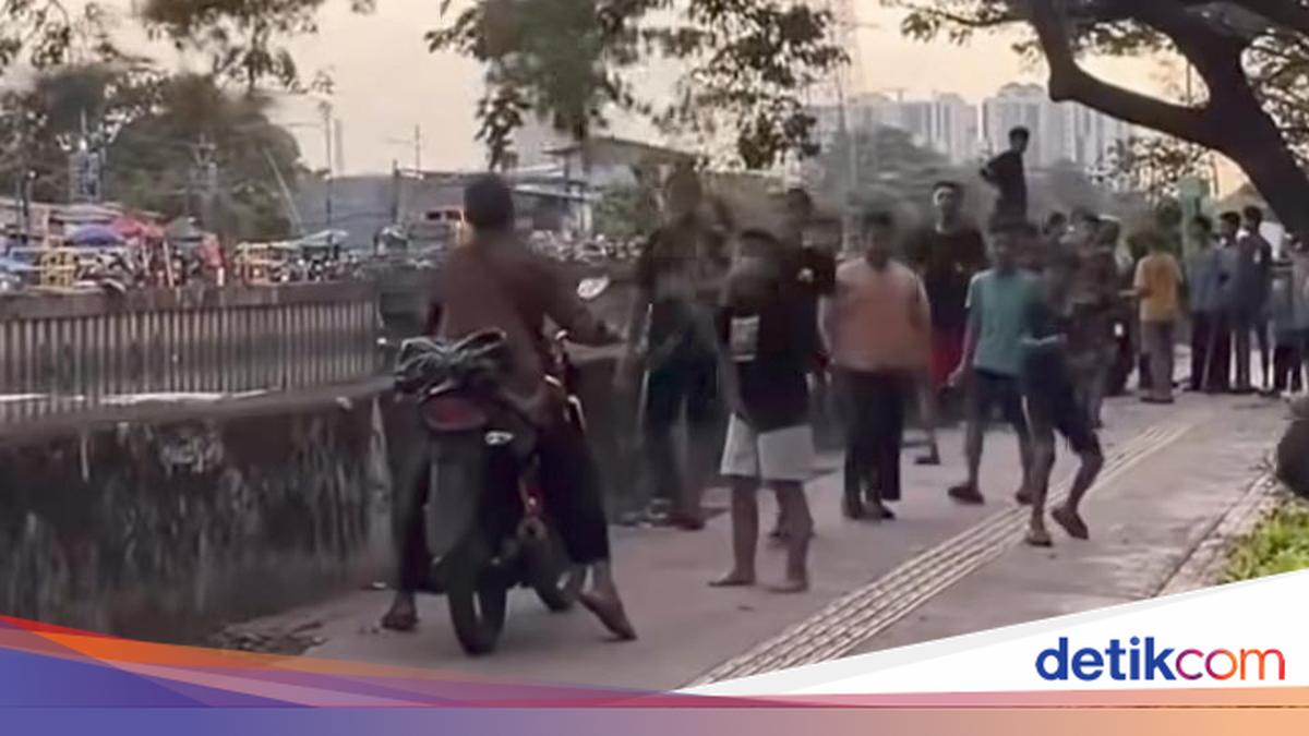 Aksi Bocil-bocil Jakbar Usir Pemotor 'Penjajah' Trotoar