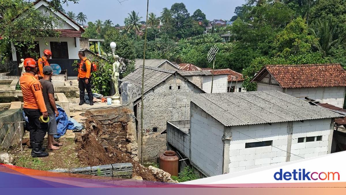 Longsor Tebing Penahan Tanah di Cimande Bogor Akibat Hujan Deras