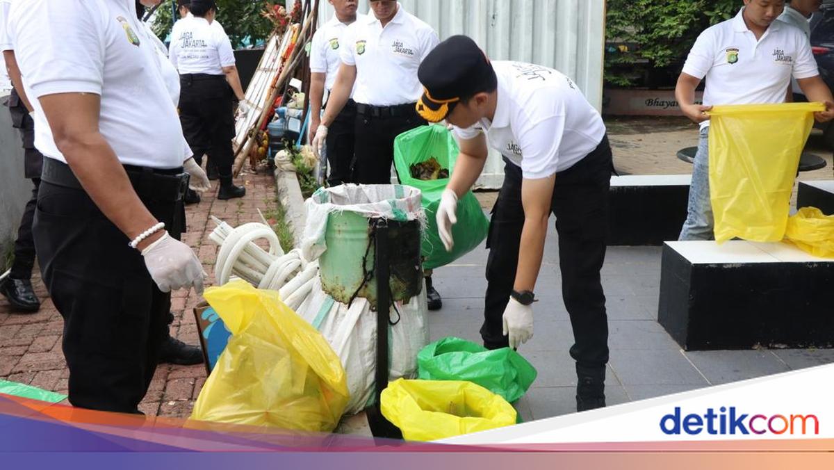 Ikut Arahan Kapolda, Polres Kepulauan Seribu Korve Bersihkan dan Pilah Sampah