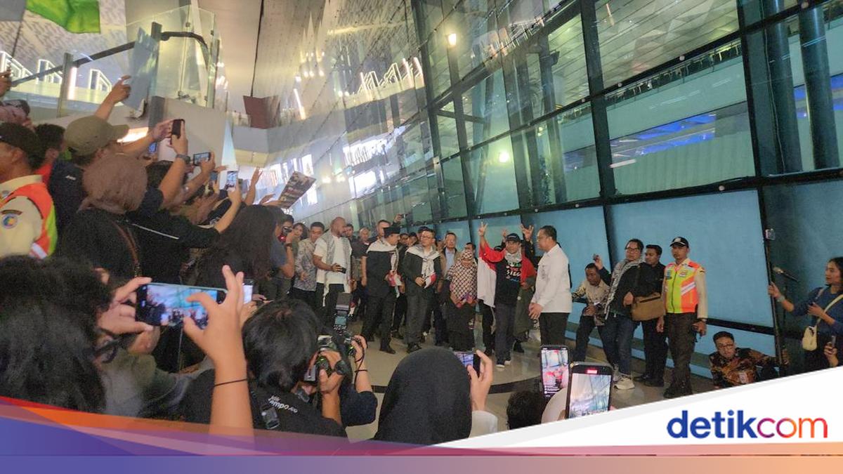 Relawan Global Sumud Flotilla 2026 asal Indonesia yang ditangkap Israel akhirnya tiba di Indonesia. Mereka disambut oleh Menteri Luar Negeri Sugiono.