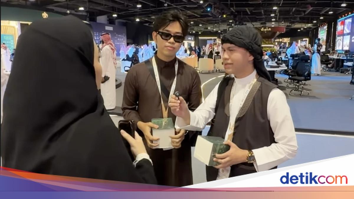 Selebgram Alwi Fahry dan Alwan Naik Haji Diundang Kerajaan Saudi