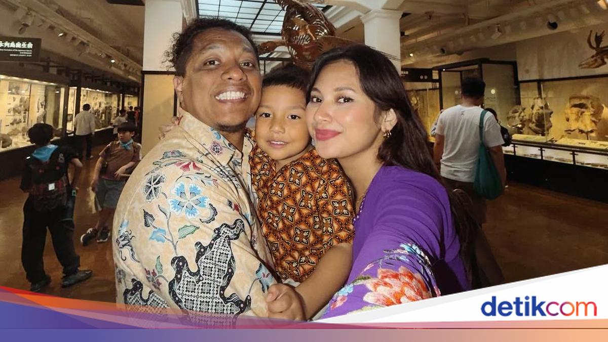 Arie Kriting-Indah Permatasari Pakai Pakaian Favorit Saat Keliling Jepang