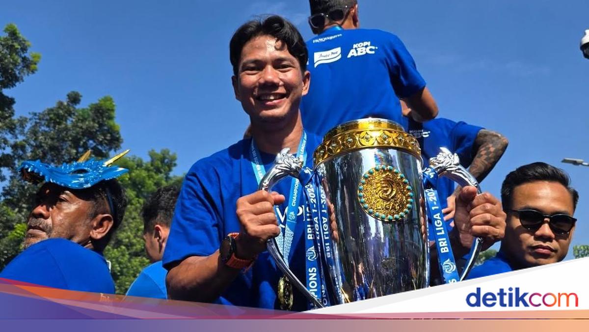 Achmad Jufriyanto, bek senior Persib Bandung, meraih gelar juara kelima, sejajar dengan Victor Igbonefo. Masa depannya di klub masih menjadi teka-teki. Simak ulasan lengkapnya di sini!

Via @detikjabar_