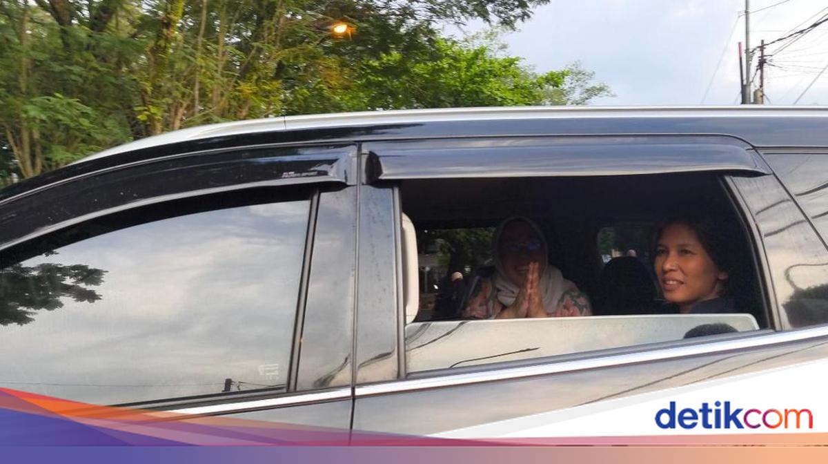Mantan Bupati Purwakarta, Anne Ratna Mustika, diperiksa Kejaksaan Negeri sebagai saksi dalam kasus dugaan gratifikasi. Simak selengkapnya di sini!

Via @detikjabar_