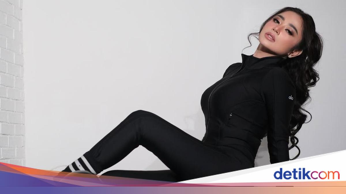Gaya Sporty Dewi Perssik, Pose Estetis di Bangku