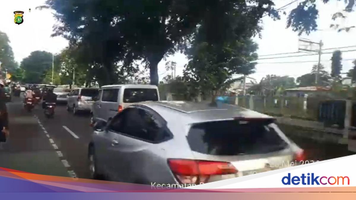 Tawuran terjadi di Jalan I Gusti Ngurah Rai, Klender, Jakarta Timur, pagi ini, menyebabkan kemacetan. Polisi telah membubarkan massa dan situasi kini kondusif.