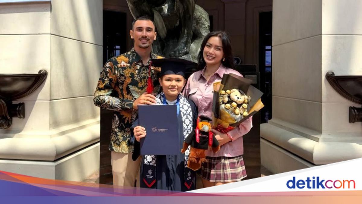 Jessica Iskandar Bangga El Barack Lulus SD Borong Nilai A