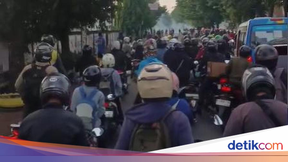 Cerita Pemotor Ramai-ramai Terobos Massa Tawuran Dekat Stasiun Klender