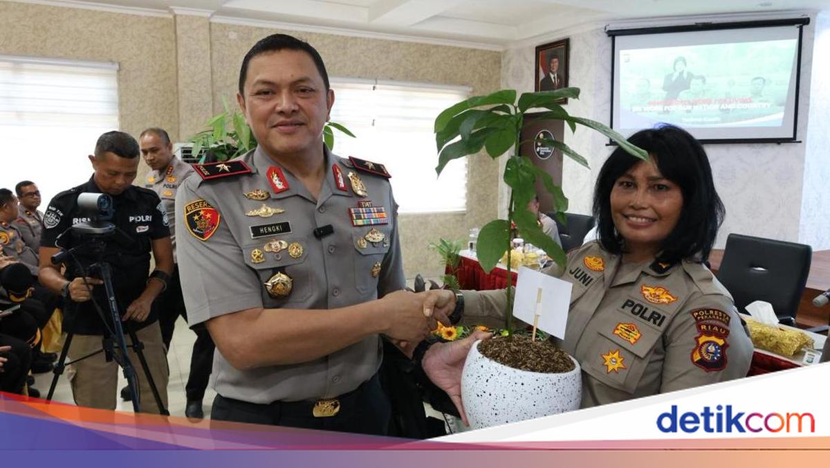 Wakapolda Riau Beri Kado Pohon ke Perwira Purnatugas, Sampaikan Pesan Kapolda