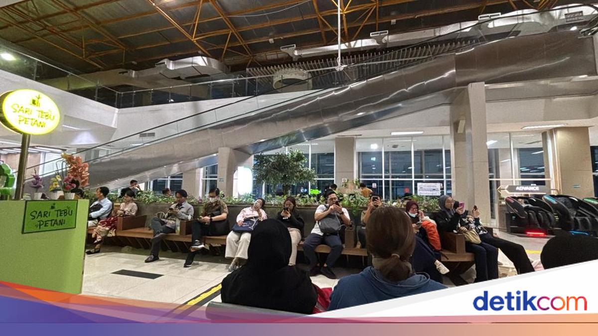 Warga Terpaksa Naik KA Bandara gegara KRL Duri-Tangerang Sempat Gangguan