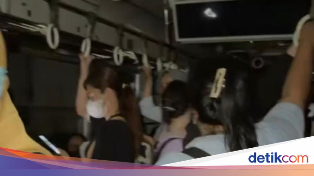 Momen Tegang Penumpang Saat KRL Duri-Tangerang Mogok: Gerbang Gelap-AC Mati