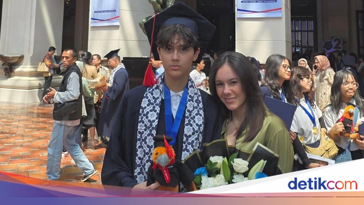 Wulan Guritno Bawa Bunga Spesial Kado Jeremiah Dimitri Lulus SMP