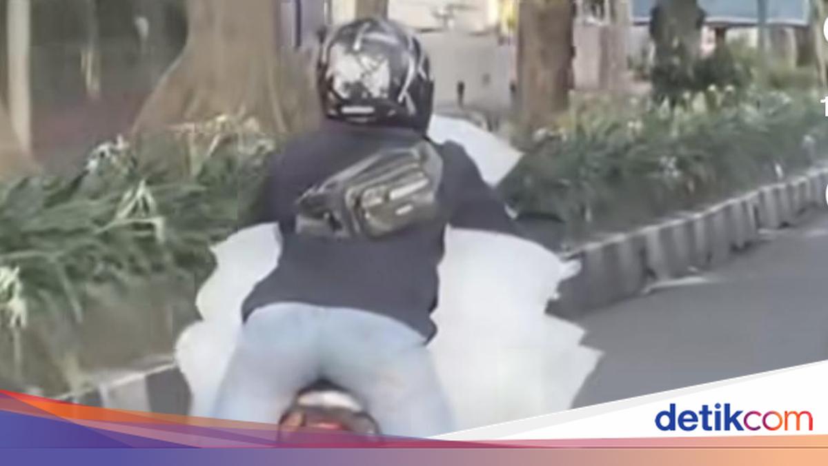 Pemotor 'Superman' Angkut Es Batu Muncul Lagi di Kota Bogor