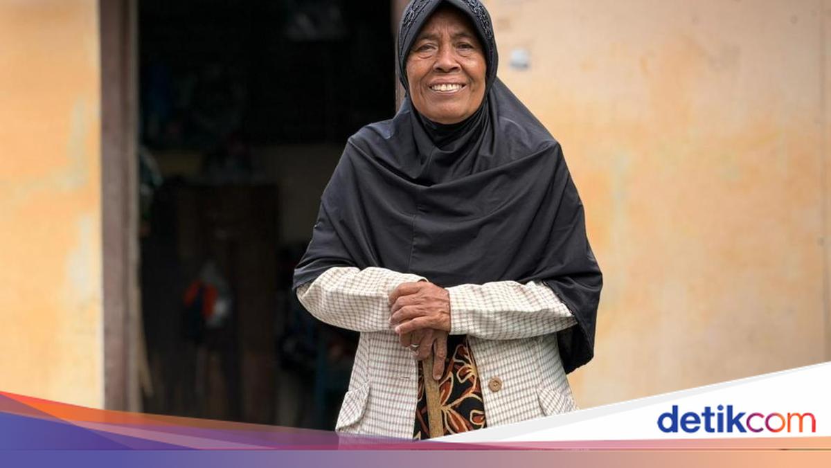 Kisah Lansia Asal Surakarta Besarkan Anak dari Jual Bunga-Bersihkan Makam