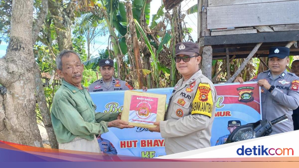 Polda Sumsel Bagikan Bansos dan Bantuan Pangan untuk Lansia di OKU Timur