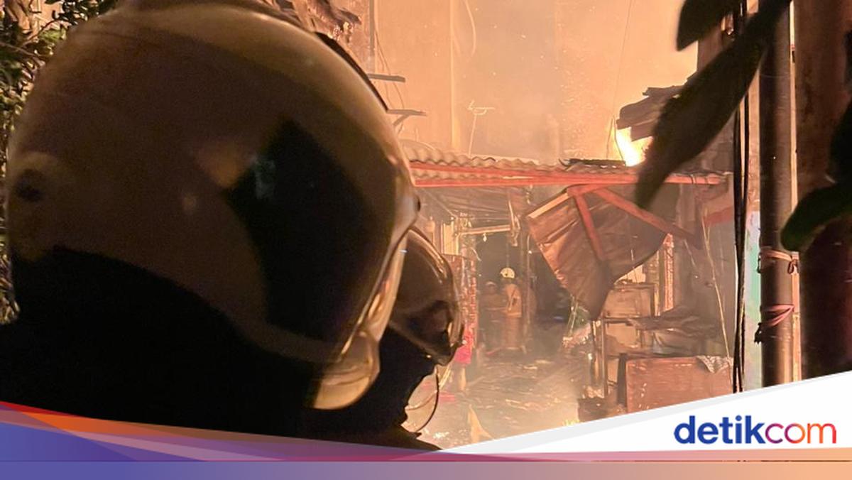 Kebakaran melanda pemukiman padat penduduk di Jalan Krendang Barat, Tambora, Jakarta Barat (Jakbar) semalam. Sebanyak 27 rumah hangus terbakar.