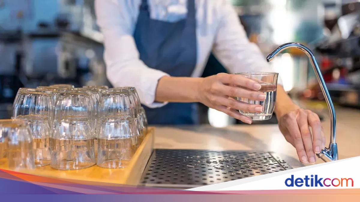 Tak Diberi Air Minum Gratis saat Makan, Turis Ini Tuntut Hotel Rp56 Juta
