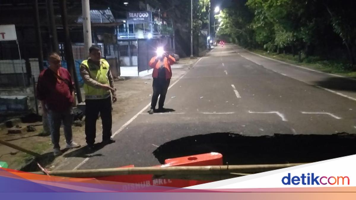 Jalan Raya Lenteng Agung di Jagakarsa, Jakarta Selatan amblas lebar dan dalam. Pengguna jalan diimbau berhati-hati, hanya dua lajur yang bisa dilalui.