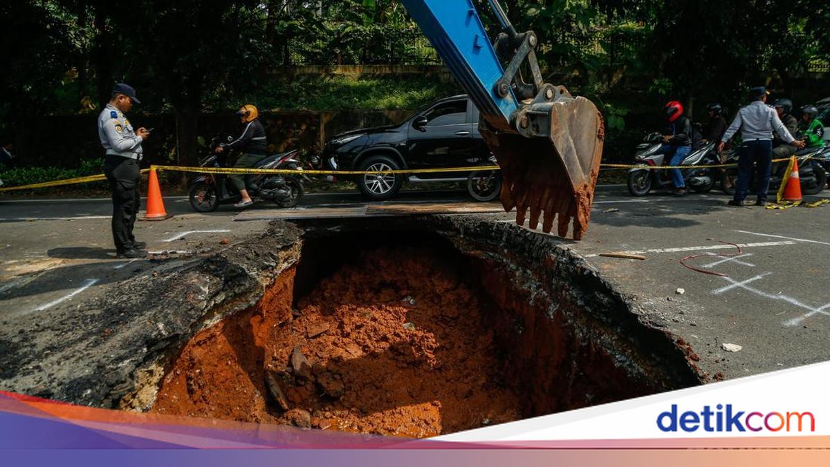 Perbaikan Jalan Amblas Lenteng Agung Ditarget Rampung 2 Pekan, Ini Kendalanya