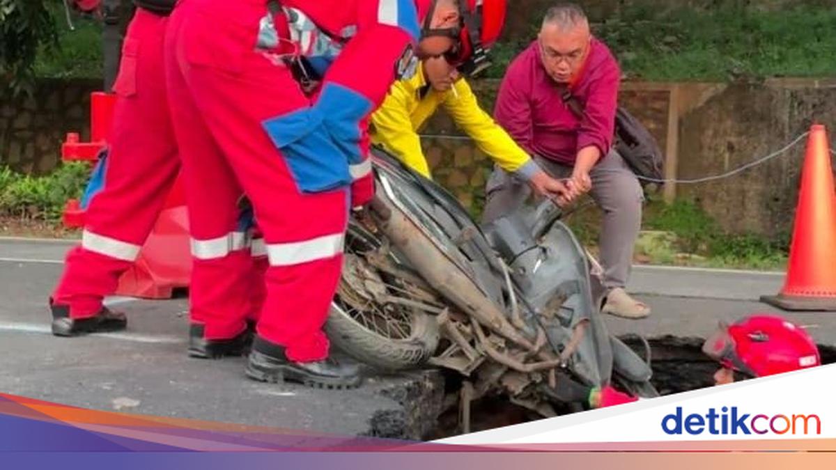 Jalan Amblas di Lenteng Agung Bikin Pemotor Terperosok Jatuh ke Lubang