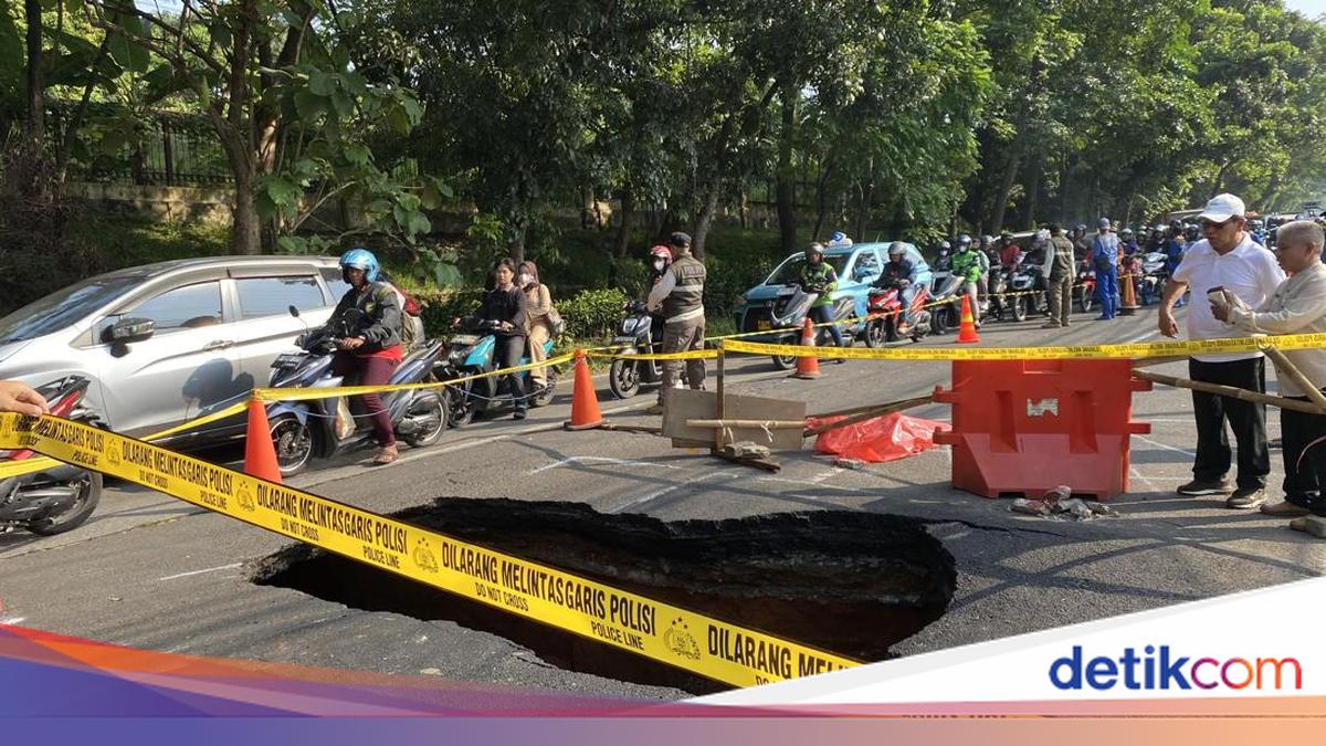 Penampakan Jalan Lenteng Agung Jaksel Amblas Bikin Lalin Arah Depok Macet