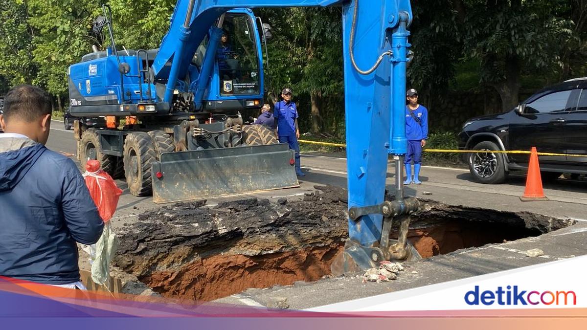 Ekskavator Dikerahkan Dinas SDA Benahi Jalan Amblas di Lenteng Agung