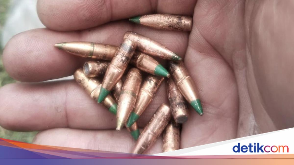 Geger Proyektil Aktif Ditemukan Berserakan di Jalan Raya Singkalan Sidoarjo
