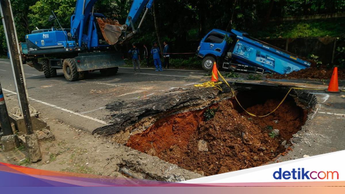 Perbaikan Jalan Amblas di Lenteng Agung Dikebut Mulai Malam Ini