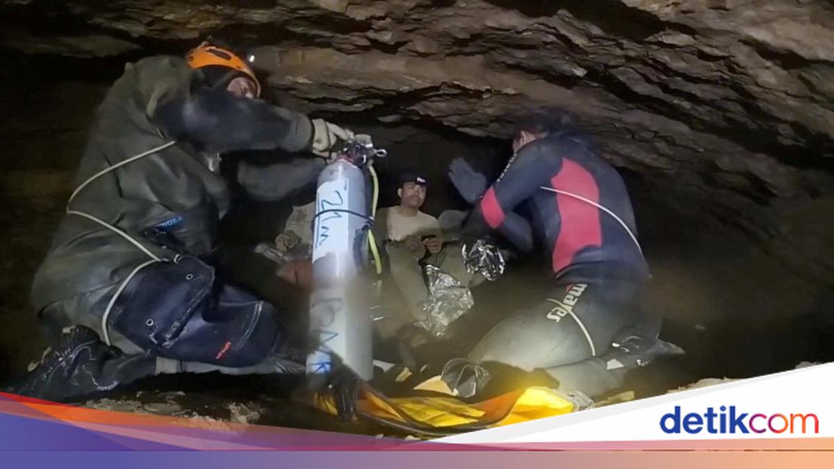Detik-detik Menegangkan Penyelamatan Penambang Emas di Gua Sempit