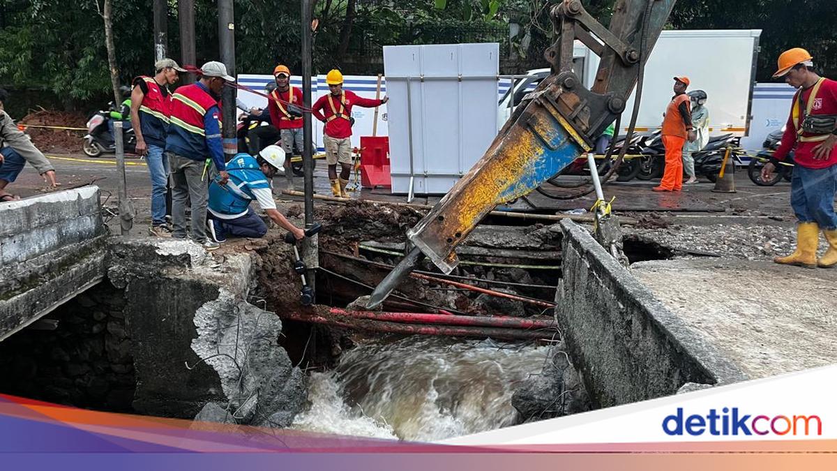 Kondisi Jalan Amblas Lenteng Agung Sore Ini, Turap Air Dibongkar Petugas