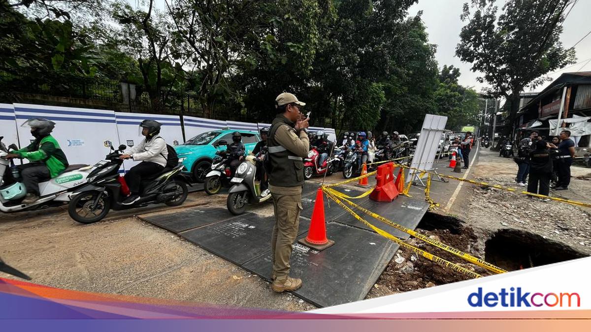 Aliran Air Deras di Bawah Jalan Amblas Lenteng Agung, Lajur Dipersempit