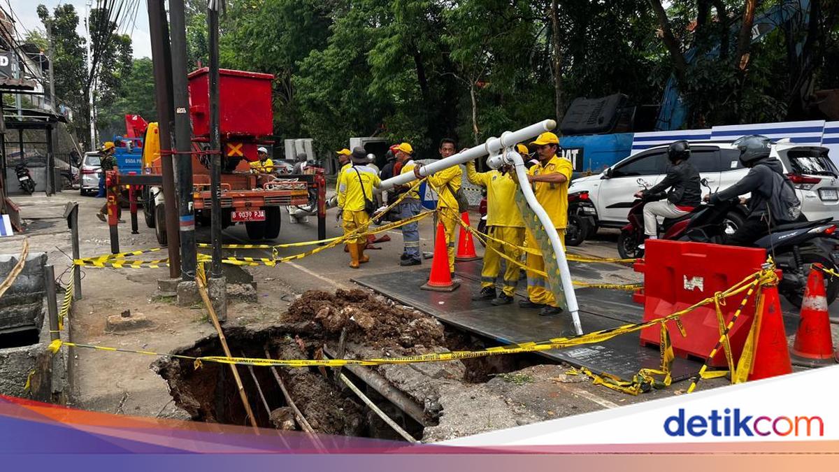 Tiang Lampu Penerangan di Area Jalan Amblas Lenteng Agung Dicabut