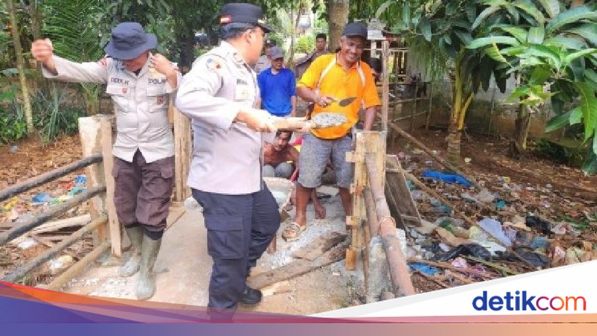 Sambut HUT Bhayangkara, Polres OKI Perbaiki Jembatan Rusak untuk Warga