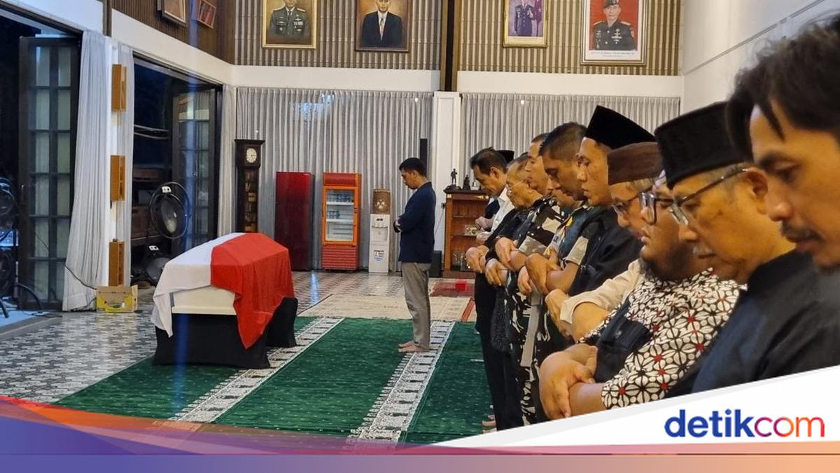 Eks Menhan Ryamizard Ryacudu Disalatkan di Rumah Duka Cikeas