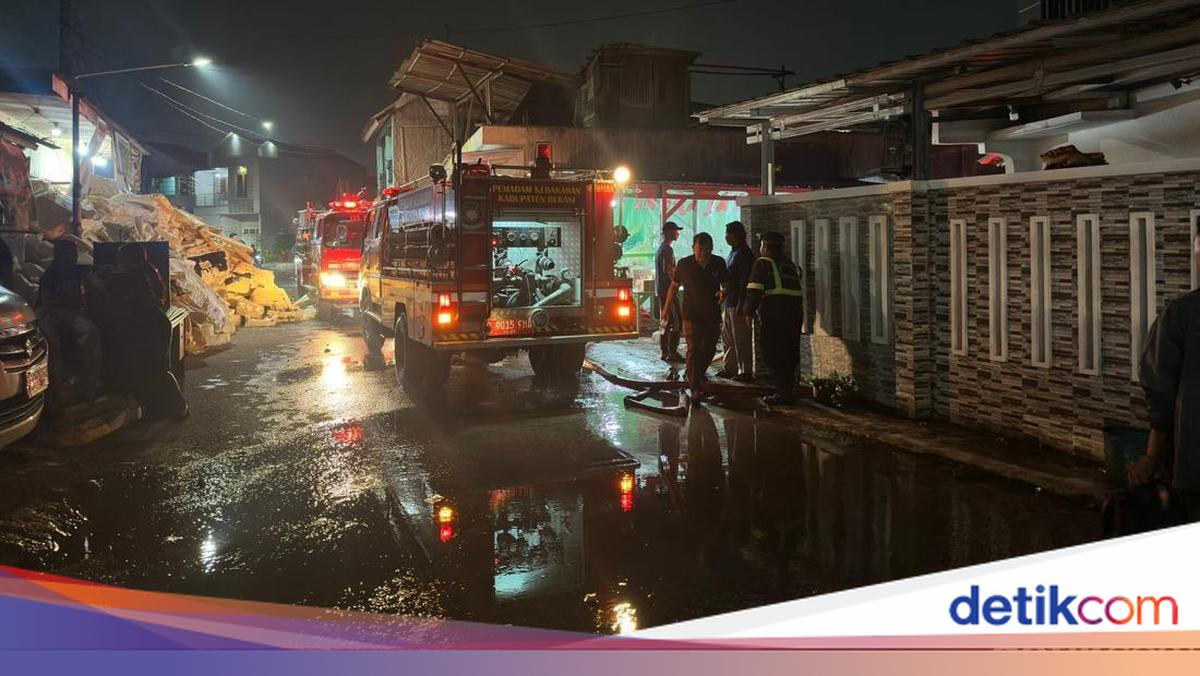 7 Rumah Warga Terbakar Imbas Kebakaran Gudang Limbah Gandamekar Bekasi