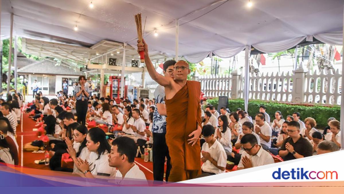 Khidmat Waisak di Jakarta, Umat Buddha Berdoa untuk Kedamaian