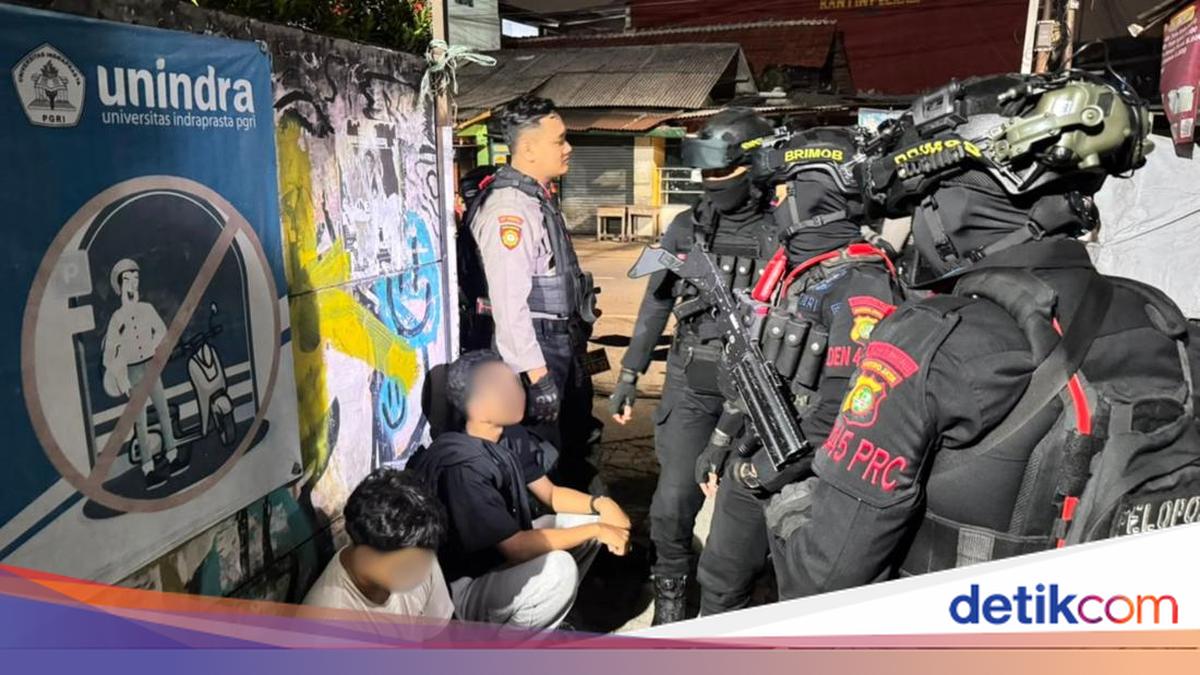 Brimob Amankan 7 Remaja Bawa Sajam di Pasar Rebo saat Patroli Malam