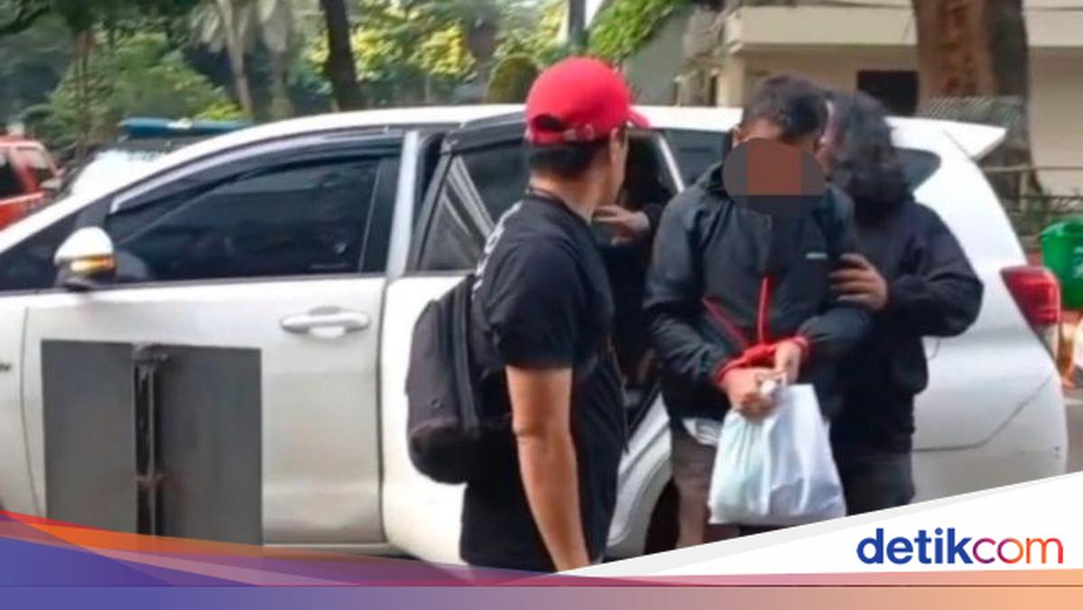 Polisi Tangkap Sopir Taksi Online yang Ngamuk Rusak Mobil di Tol JORR