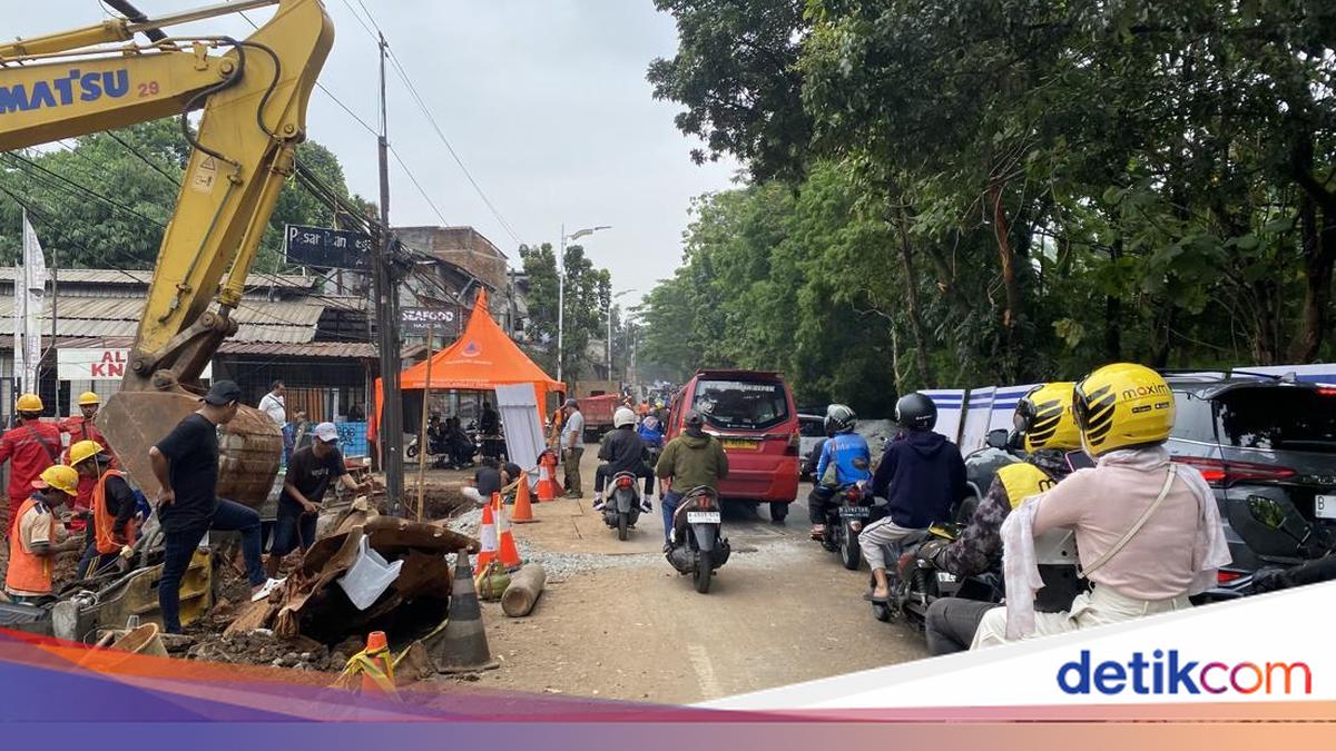 Perbaikan Jalan Amblas di Lenteng Agung 70%, Nanti Malam Bakal Dicor