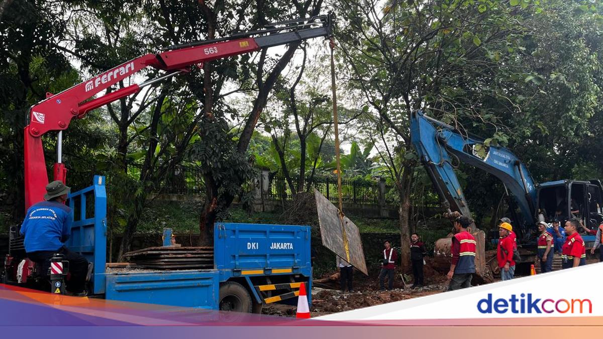 Jalan Amblas di Lenteng Agung Mulai Dicor, Pelat Baja Diangkat
