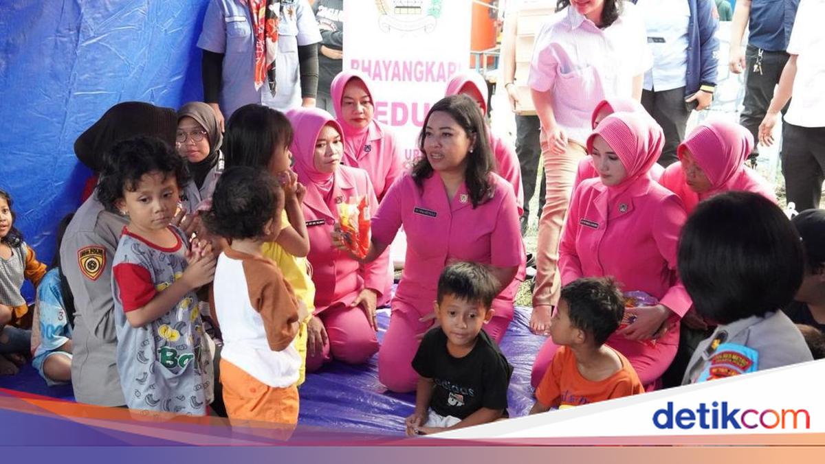 Bhayangkari Beri Bantuan dan Trauma Healing Korban Kebakaran Kemayoran