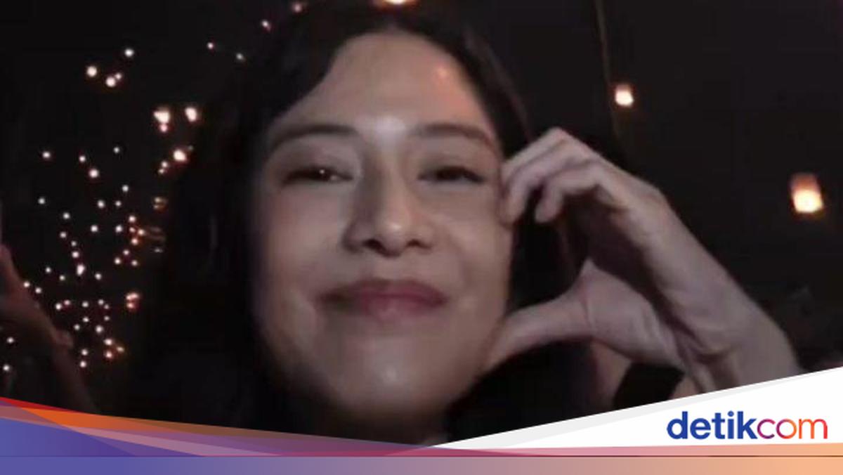 Momen Dian Sastrowardoyo Hadiri Perayaan Waisak di Candi Borobudur