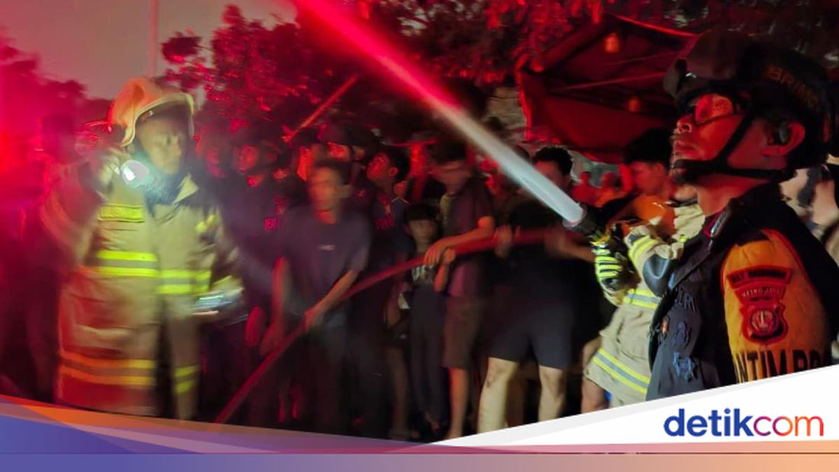 Brimob Polda Metro Turun Bantu Padamkan Kebakaran di Kemayoran