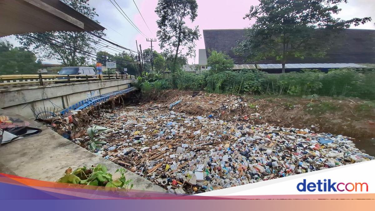 Sampah Sumbat Sungai Cikapundung, Warga Bojongsoang Khawatir Banjir